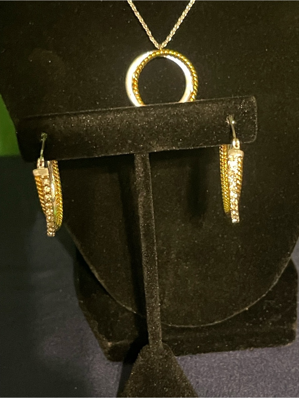 Vintage Avon Two-toned Eternity Circle Necklace Gift Set - Picture 5 of 5
